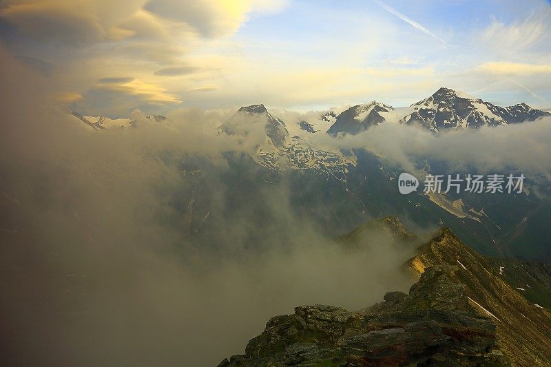 Hohe Tauern雪顶奥地利山脉-泰洛阿尔卑斯戏剧性的云景天空和景观和大格洛克纳山脉